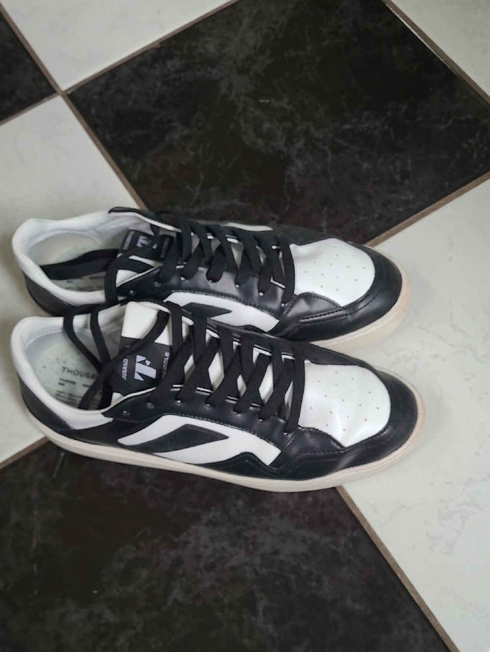 Men's Black and White Low-Top Casual Sneakers